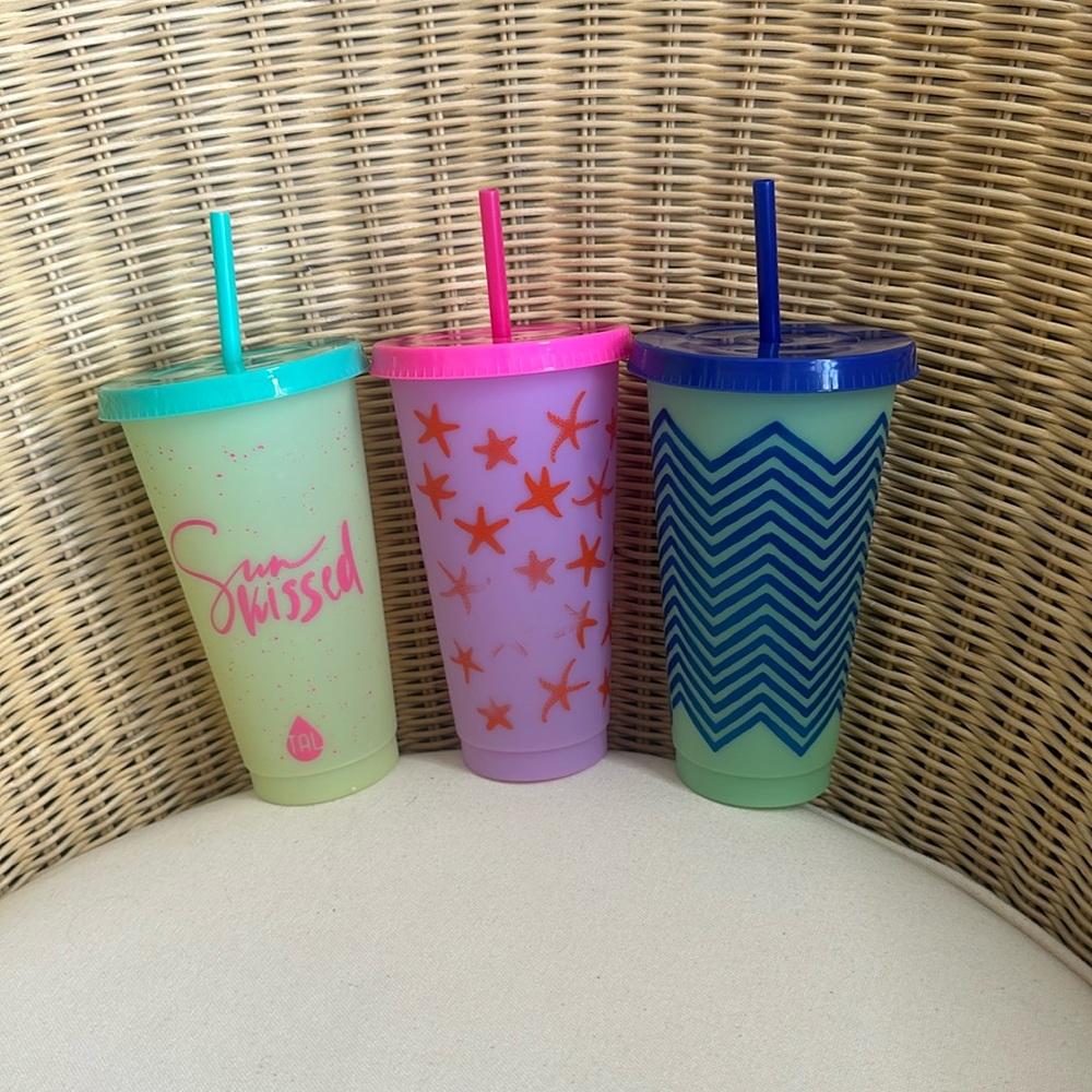 New! Set Of 3 Color Changing 24oz Plastic Tumblers With Matching Straws